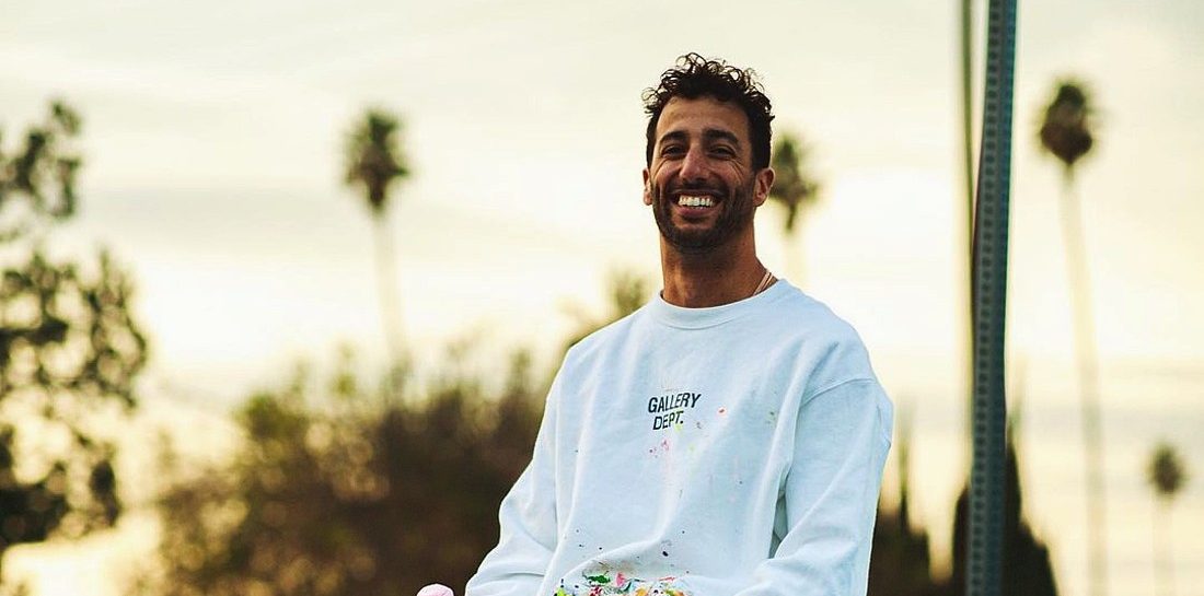 F1-coureur Daniel Ricciardo showt zijn nieuwe auto op Instagram
