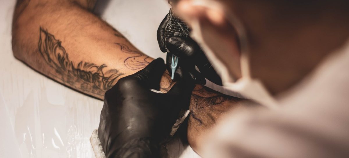 Hoeveel pijn doet een tattoo laten zetten?