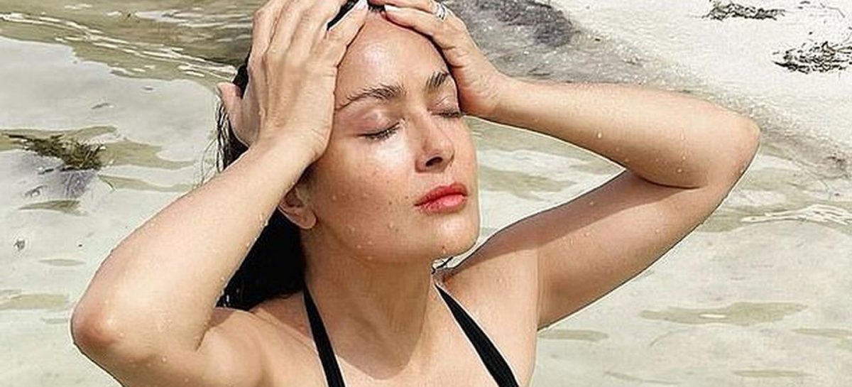 Salma Hayek (54) blaast volgers omver met nieuwe bikinifoto