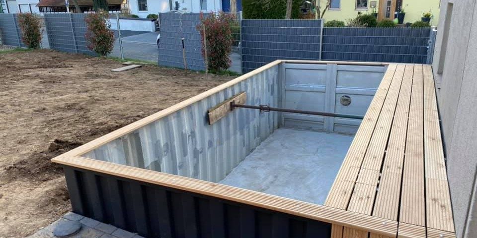 Man bouwt jaloersmakend containerzwembad in de eigen tuin