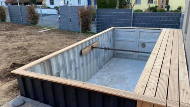 Man bouwt jaloersmakend containerzwembad in de eigen tuin