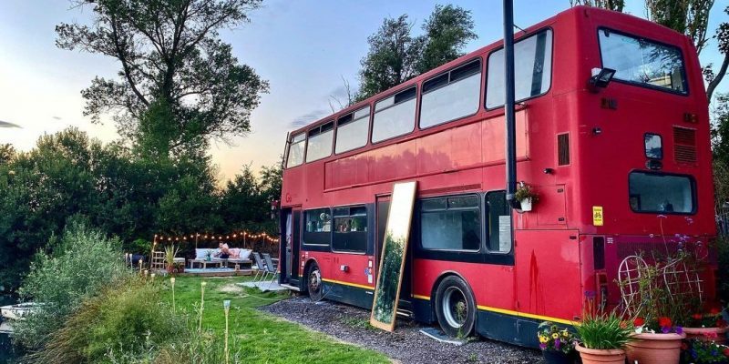 Koppel tovert Londense dubbeldekker bus om tot mega camper