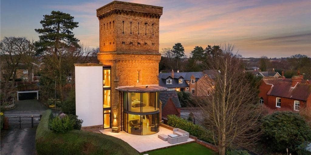 Te koop: watertoren uit 1853 is omgetoverd tot absurd stijlvol loft