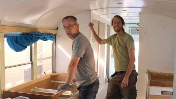 Vader en zoon bouwen een oude schoolbus om tot volwaardige mega camper