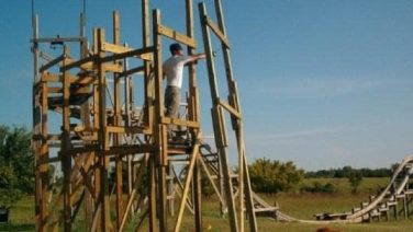 Man geeft €8.000 uit en bouwt een achtbaan in zijn eigen achtertuin