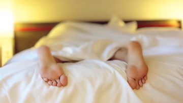 Expert geeft verlossende antwoord: is slapen met sokken goed of slecht?