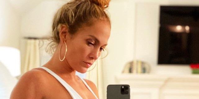 Jennifer Lopez (51 jaar) deelt badpak foto en gaat wéér viral