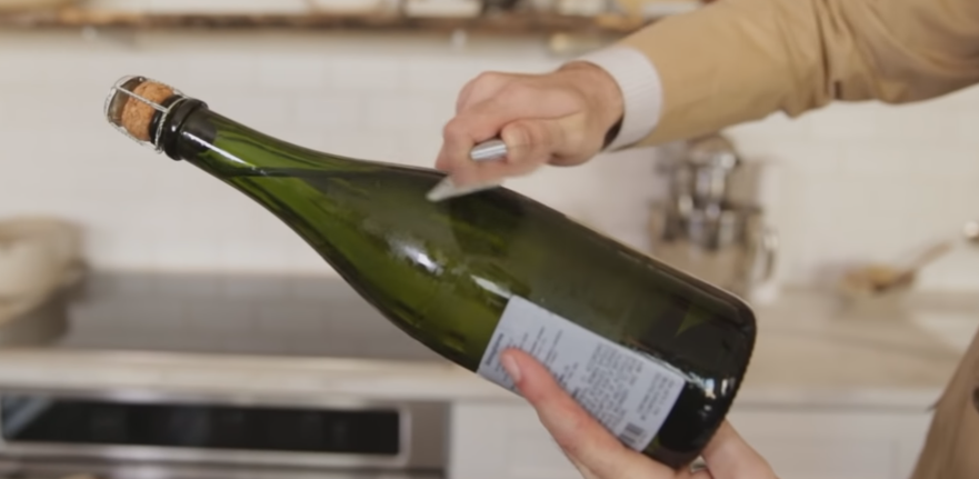 Hoe moet je een champagnefles sabreren?