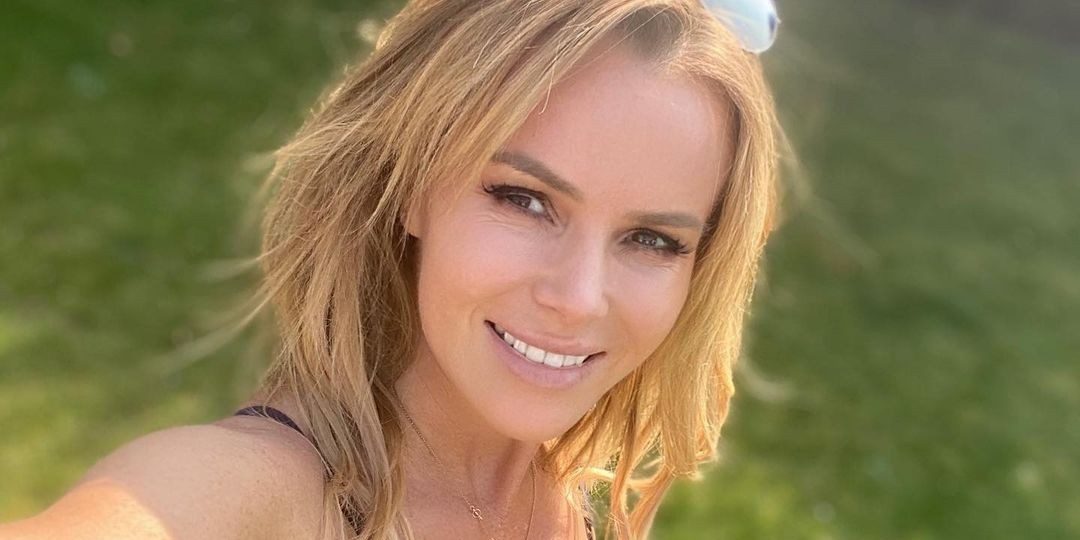 BGT-jurlylid Amanda Holden (50) deelt verbazingwekkende foto’s in bikini op Instagram
