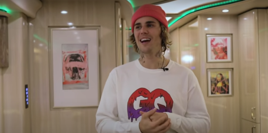 Binnenkijken in de mega luxe tourbus van Justin Bieber