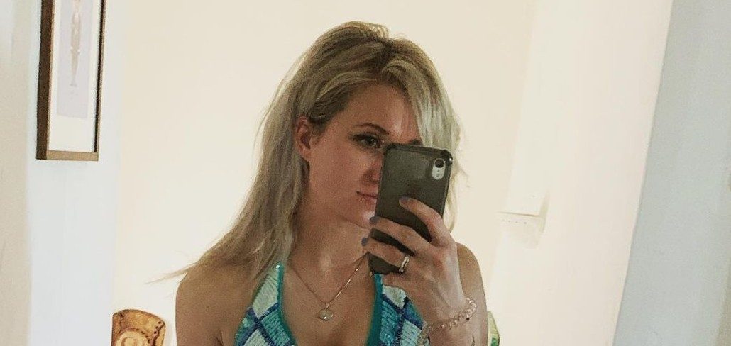 Britt Dekker showt haar strakke figuur op Instagram met foto’s in bikini