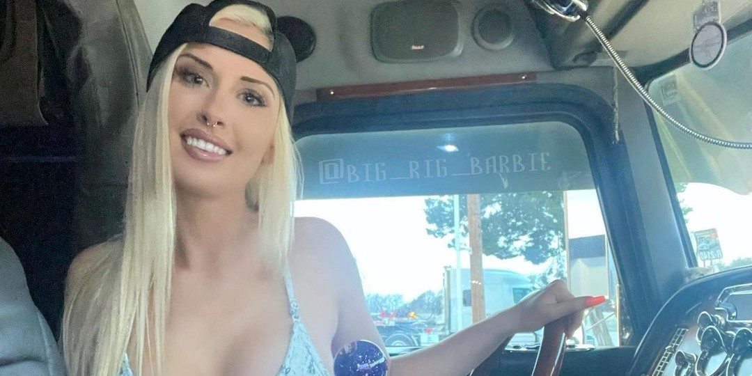 Vrachtwagenchauffeuse Big Rig Barbie gaat viraal over het internet met haar looks