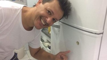 Geniaal! Man maakt een ingebouwde biertap in zijn koelkast