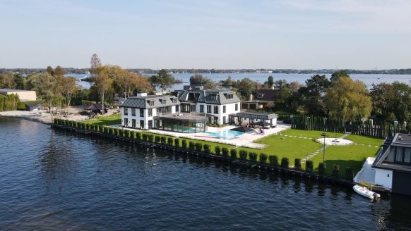Te koop: miljoenenvilla in Vinkeveen met o.a. een privé strand én nachtclub