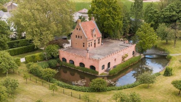 Dit middeleeuwse kasteel in Nederland staat gewoon te koop op Funda