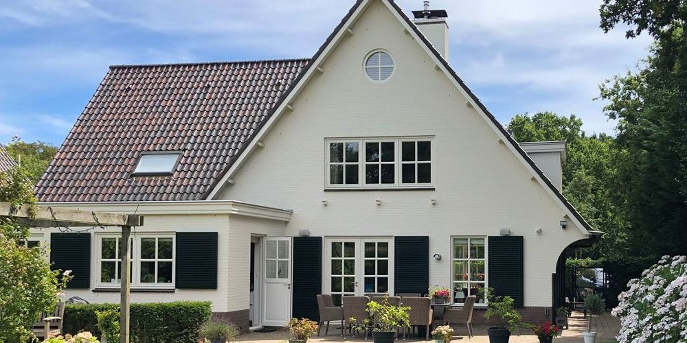 De ex-vrouw van Dirk Kuijt koopt een enorme villa in Noordwijk