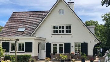 De ex-vrouw van Dirk Kuijt koopt een enorme villa in Noordwijk