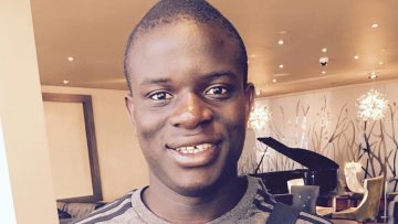 Voetballer N’Golo Kanté verdient miljoenen maar rijdt nog altijd in een klein wagentje