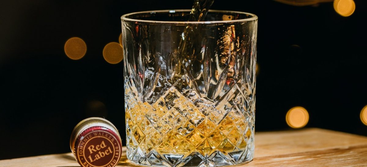 De verschillende soorten whiskyglazen op een rij