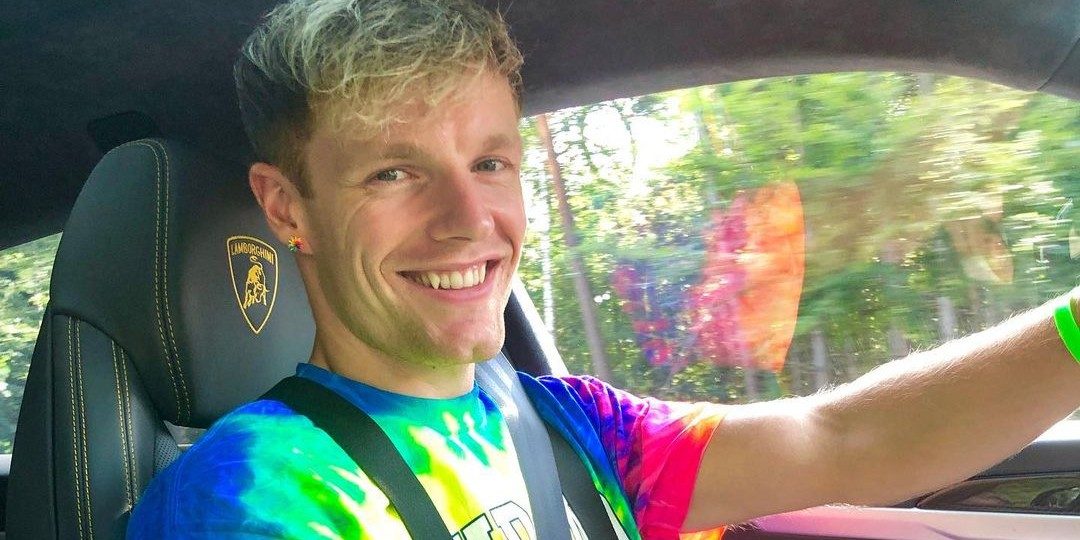 YouTuber Enzo Knol heeft zijn auto laten wrappen in wel héél opvallende kleuren