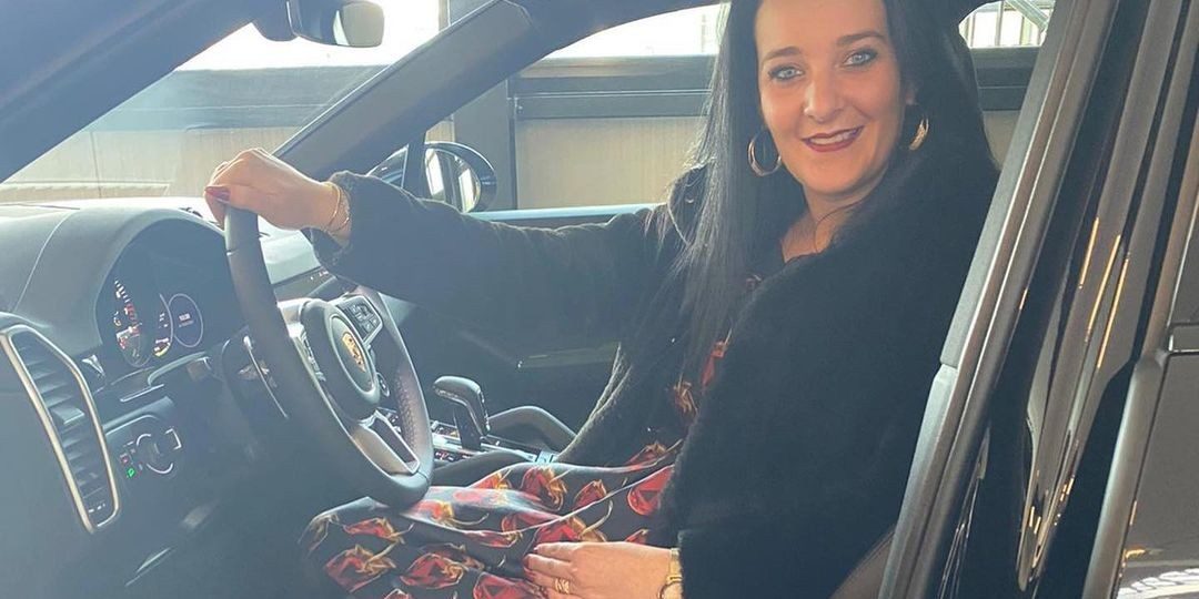 Vrouw van Peter Gillis zet haar fraaie sportwagen te koop op Marktplaats