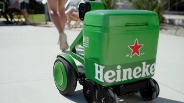 Deze geniale robot bierkoeler van Heineken volgt jou overal