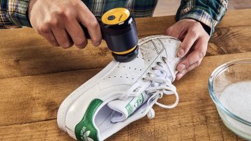 Deze geniale gadget maakt je schoenen in no-time schoon