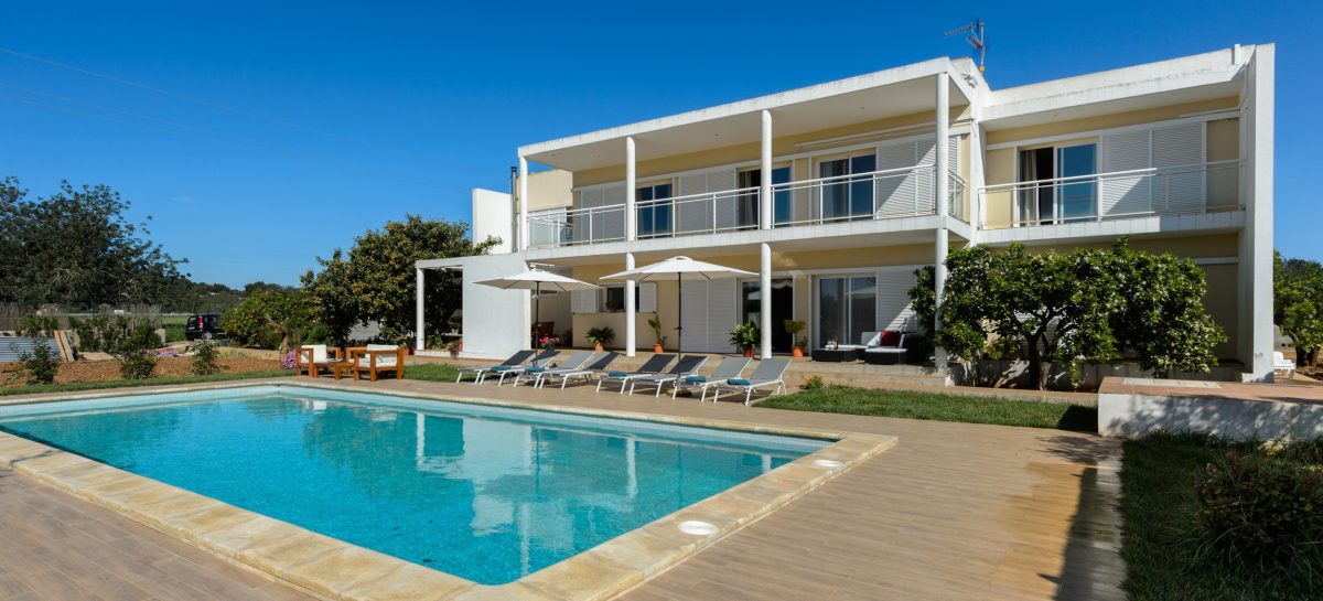 Deze dikke Ibiza villa huur je met 10 vrienden voor €28 per persoon