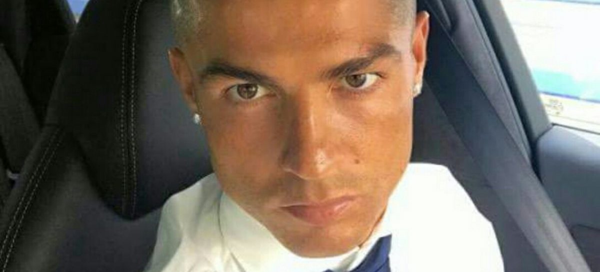 Cristiano Ronaldo pronkt op Instagram met de auto die hij van zijn vriendin kreeg