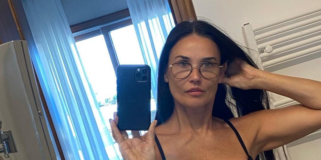 Demi Moore (58) verbaast heel Instagram met onwijs fitte bikini foto