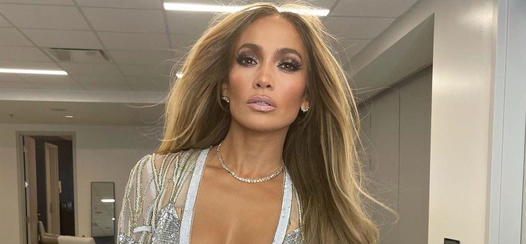 Jennifer Lopez (52 jaar) gaat viral op Instagram met héél strakke gele bikini