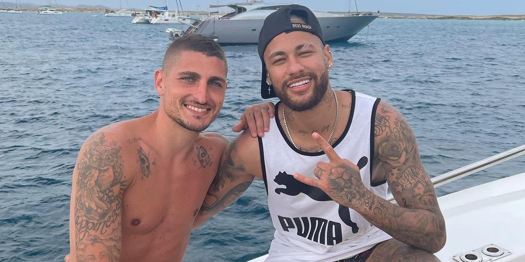 Neymar lijkt kilo’s zwaarder op gelekte vakantiefoto’s