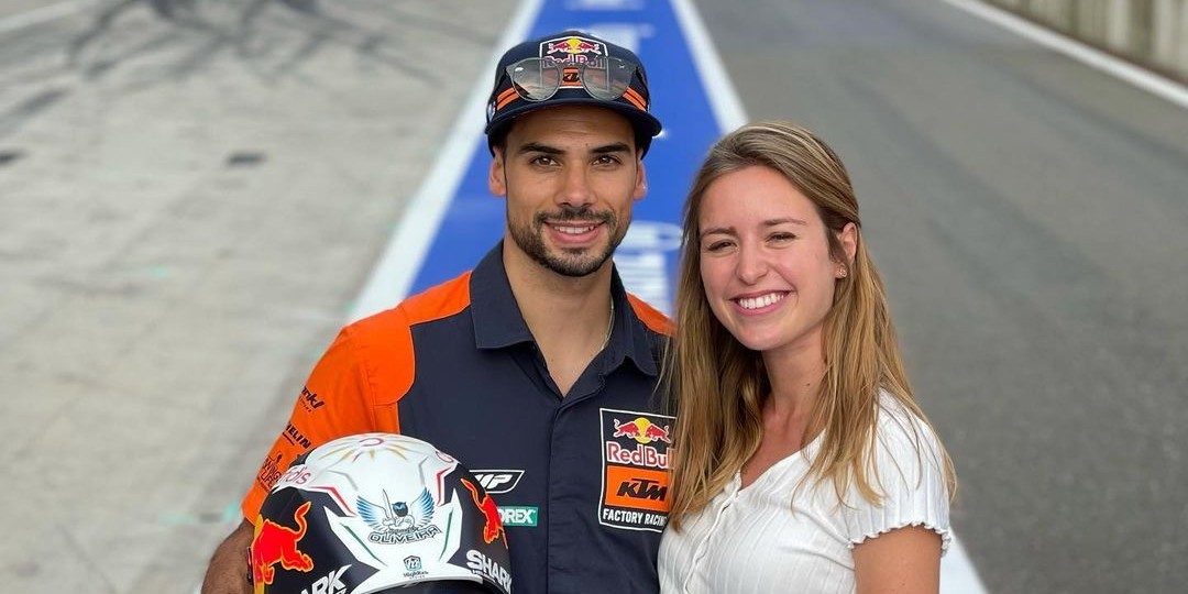 MotoGP-coureur trouwt én krijgt een kind met zijn stiefzus