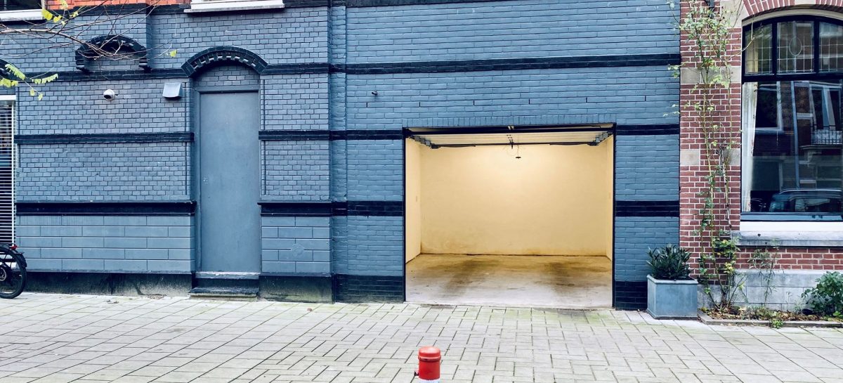 Deze Amsterdamse garage staat voor een bizar bedrag te koop op Funda
