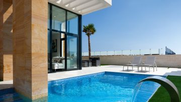 Droom vakantiehuis: deze ultra luxe villa (mét zwembad) in Spanje staat te koop voor een spotprijsje