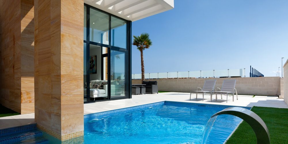 Droom vakantiehuis: deze ultra luxe villa (mét zwembad) in Spanje staat te koop voor een spotprijsje