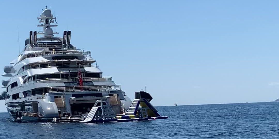 Man spot superjacht ‘Ocean Victory’ van 140 meter lang in Monaco