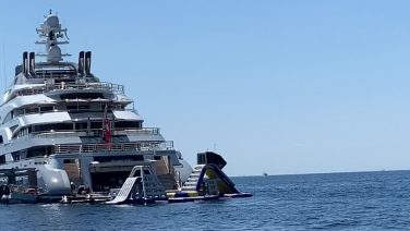 Man spot superjacht ‘Ocean Victory’ van 140 meter lang in Monaco