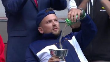 Eindbaas Dylan Alcott wint US Open Quad Singles 2021 en nekt biertje uit zijn trofee