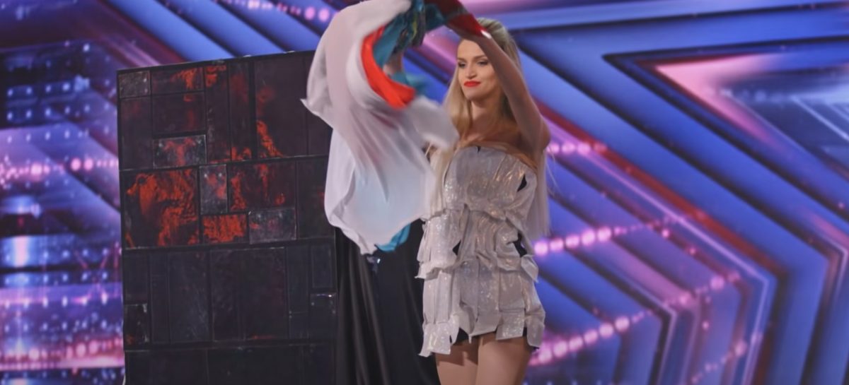 In een bizarre America’s Got Talent-act wisselt deze dame vliegensvlug van kleren
