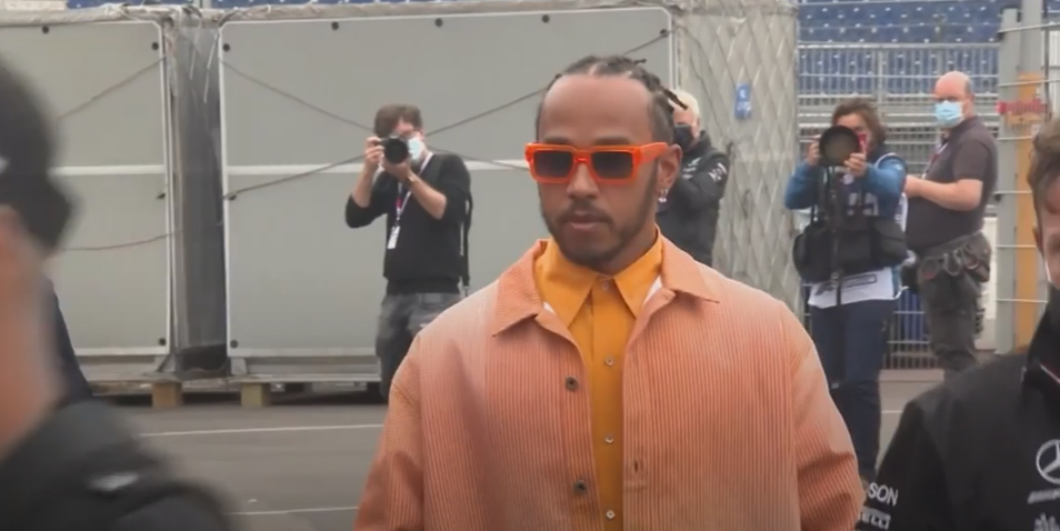 De meest opvallende outfits van Lewis Hamilton