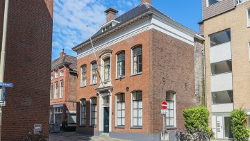 Unieke Funda vondst: in Groningen staat een oud bankgebouw (mét kluis) te koop