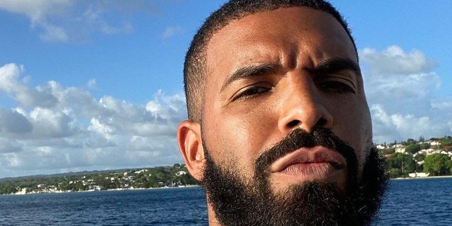 Drake showt zijn nieuwe horloge t.w.v. 1.9 miljoen euro
