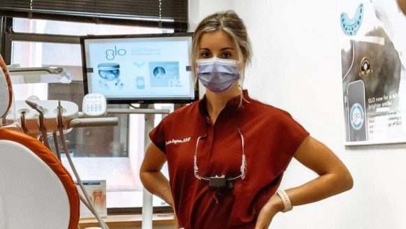 Deze knappe tandarts is een regelrechte hit op TikTok en Instagram