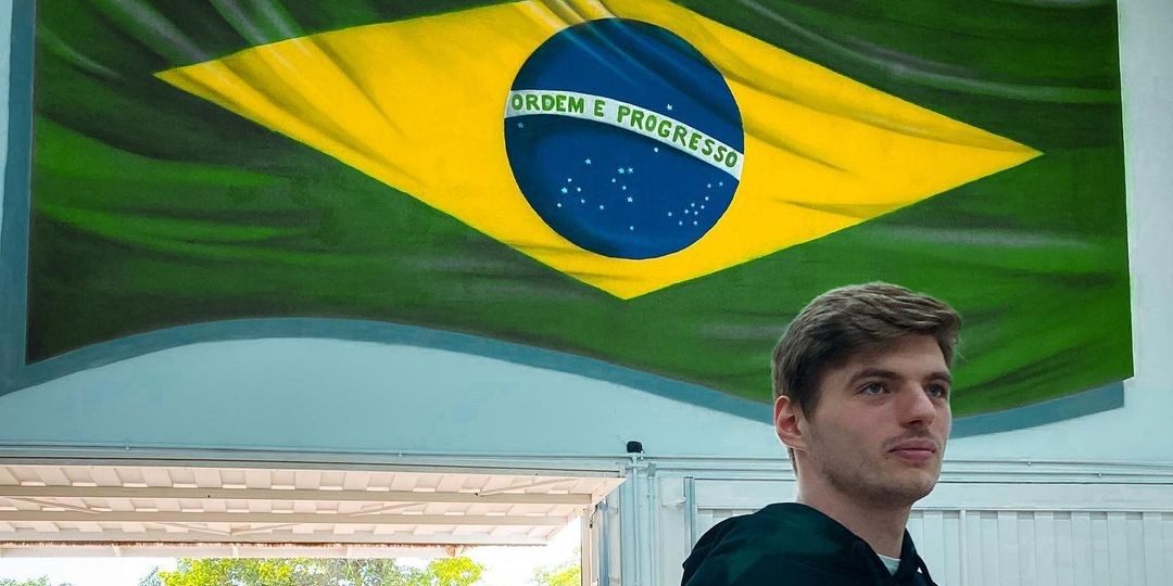 Max Verstappen toont zijn speciale helm voor de race in Brazilië