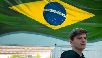 Max Verstappen toont zijn speciale helm voor de race in Brazilië