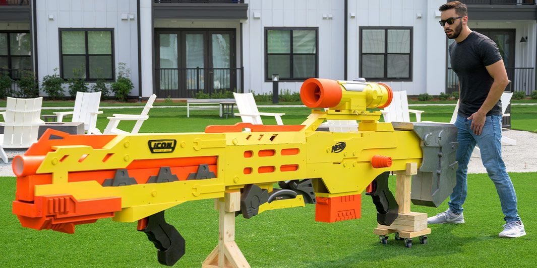 Man breekt wereldrecord met ’s werelds grootste Nerf Gun