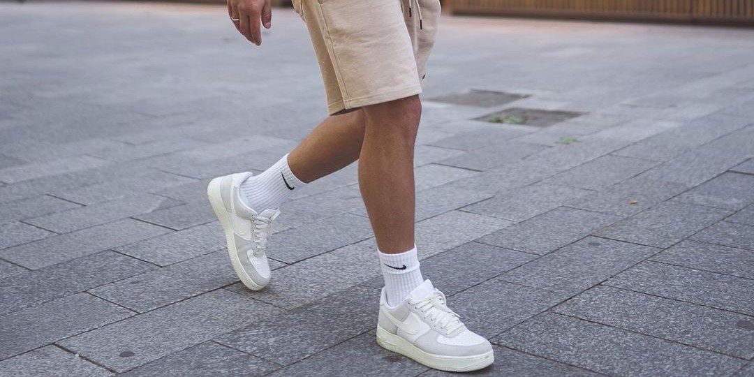 Hoe combineer je hoge, witte sportsokken met je kleding en schoenen?