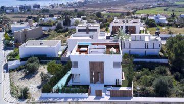 De ongekend luxe villa van Wesley Sneijder op Ibiza staat nog altijd te koop