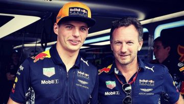 Christian Horner (Red Bull Racing) grapt en biedt Nicholas Latifi een cadeau aan